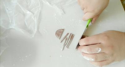 可可粉面团，切出细条。