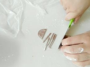 可可粉面团，切出细条。
