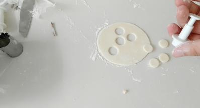 圆形模具压出白色圆面片。