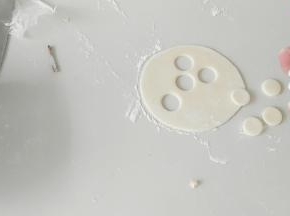 圆形模具压出白色圆面片。