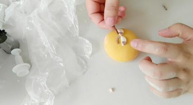 粘上眉毛。粘不住时蘸些清水。