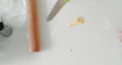 做出如图中的小手。