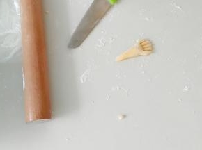 做出如图中的小手。