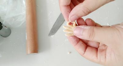 捏出OK的形状。