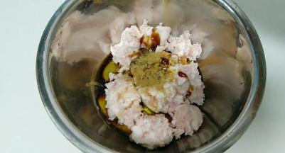 肉末用芝麻香油，耗油，老抽，鸡汁等调匀。