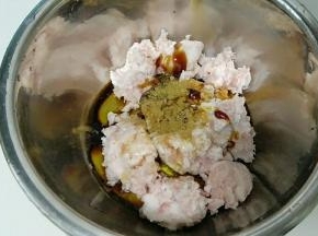 肉末用芝麻香油，耗油，老抽，鸡汁等调匀。