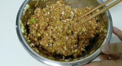 然后加入葱姜末末，一个方向搅拌起劲。