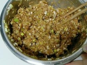 然后加入葱姜末末，一个方向搅拌起劲。