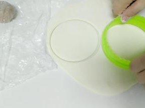面团发好，揉捏排气，然后取出圆形的包子皮。