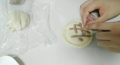 粘上最后一点，是否看出这个汉字了。