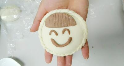 笑脸也做好了。然后二次发酵会，冷水上锅蒸，中小火哦！