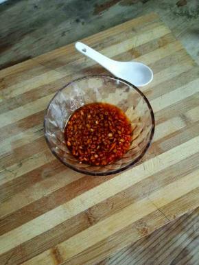 蒜子切末放入碗中，加入酱油，醋，辣椒油拌匀，做蘸汁备用。