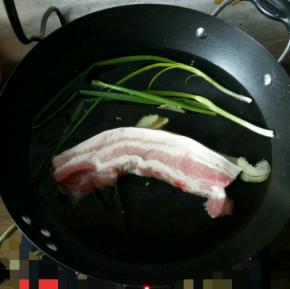 五花肉凉水下锅，加入葱、姜、料酒大火烧开，盖上盖子转中小火闷煮15分钟，将其煮熟。