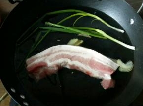 五花肉凉水下锅，加入葱、姜、料酒大火烧开，盖上盖子转中小火闷煮15分钟，将其煮熟。