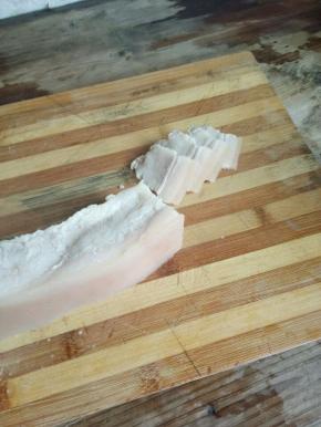 取出，切成大小均匀的片。