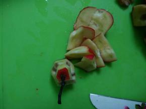 切出果肉去核。