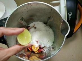 滴入柠檬汁。