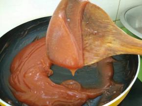 山楂糊倒入不粘锅，以大火煮开后转文火慢慢熬煮至浓稠即可。（期间不停搅拌以防粘锅）