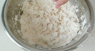 面粉拌成絮状，揉光滑。