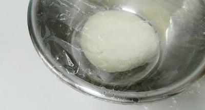 盖上保鲜膜发酵至体积两倍大。