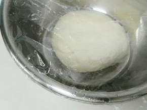 盖上保鲜膜发酵至体积两倍大。