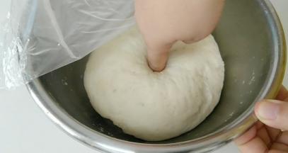 发酵是否完成，手指戳一个洞，洞口不回缩，即可。