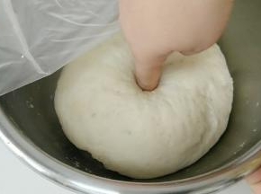 发酵是否完成，手指戳一个洞，洞口不回缩，即可。