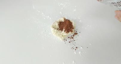 取部分白面团加入适量可可粉。