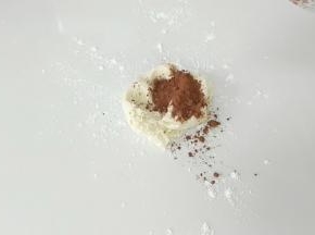 取部分白面团加入适量可可粉。