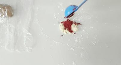 取部分白面团，加入适量红曲米。