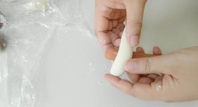 取一根香肠，缠绕几周。