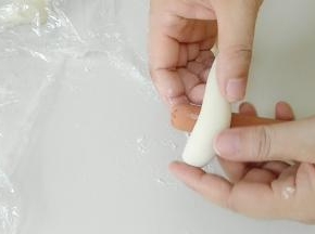 取一根香肠，缠绕几周。