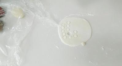 然后取出圆形模具，压出白色小圆面片。