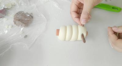 粘上耳朵，粘不住时蘸些水。