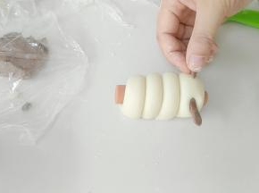 粘上耳朵，粘不住时蘸些水。