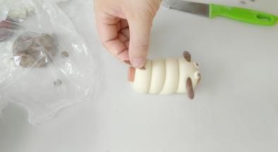 粘上尾巴，就可以啦！中小火哦，这样馒头皮光滑。