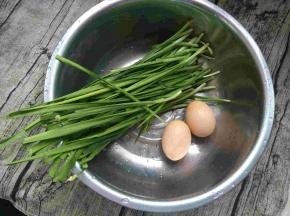 准备韭菜一把，鸡蛋两个。