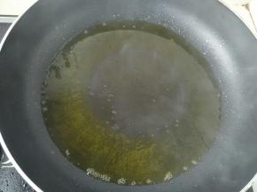 热锅冷油，油温热到七八成热