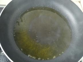 热锅冷油，油温热到七八成热