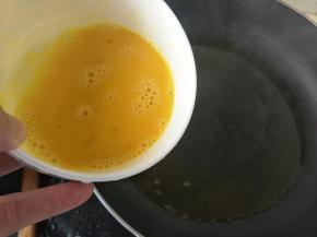 倒入打好的鸡蛋