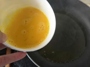 倒入打好的鸡蛋