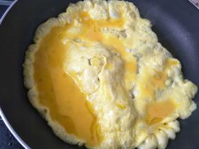 鸡蛋煎个五六分熟即可。