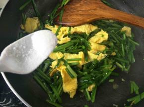 加入适量的盐继续炒一两分钟就可以出锅啦