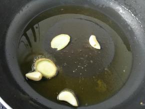 热锅冷油加入蒜瓣和生姜炒香