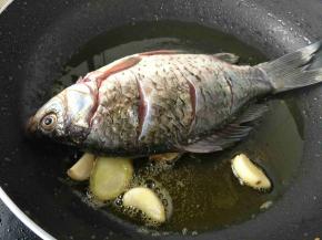 下鲫鱼，煎两面金黄