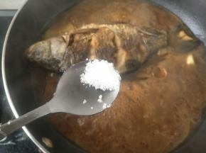 小勺白糖，盖上锅盖中小伙闷大约20分钟