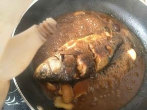 闷干水分之后大火收汁。出锅前加一点醋