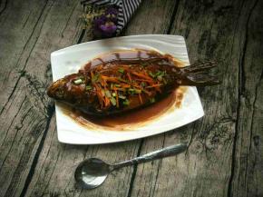 一盘美味有健康的红烧鲫鱼，赶紧尝试做给家人吃吧！