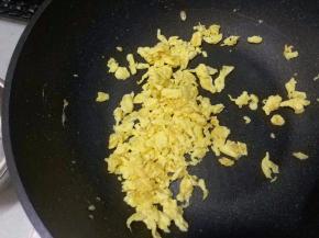 鸡蛋打散，锅内倒入适量油，烧热后，将蛋液倒入锅内，用筷子快速搅散，盛出备用。
如果觉得鸡蛋块太大，可以用刀剁碎些。