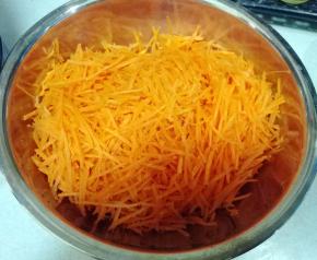 胡萝卜洗净，去皮，擦细丝；